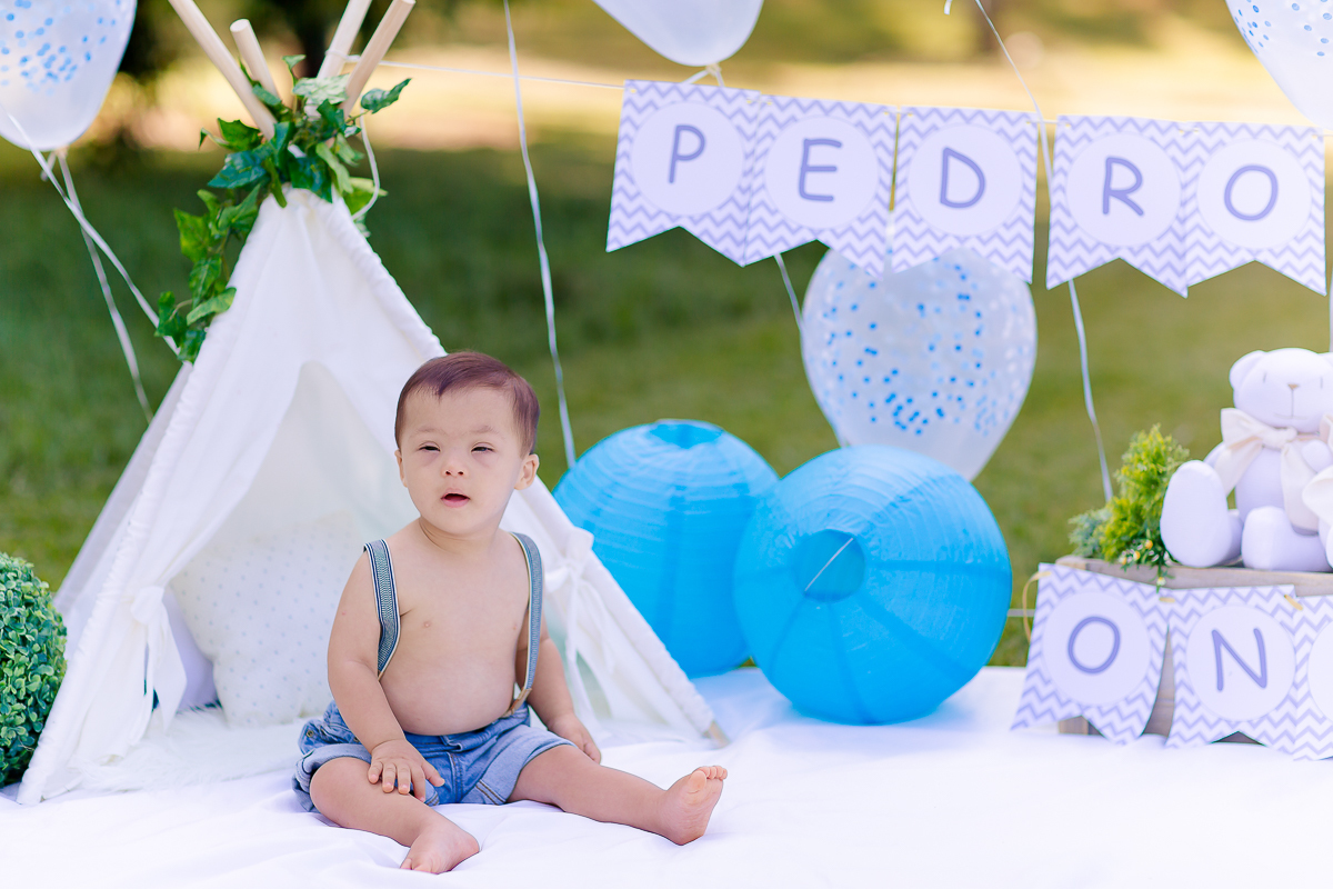 Pedro completou 1 aninho!
E para comemorar teve uma linda sessão de smash the cake.
Logo que viu o bolo foi direto com a mão em todo aquele chantilly, e adorou
O pequeno Pedro aproveitou muuuito o seu ensaio, brincou com o bolo e amou o banho de bacia 