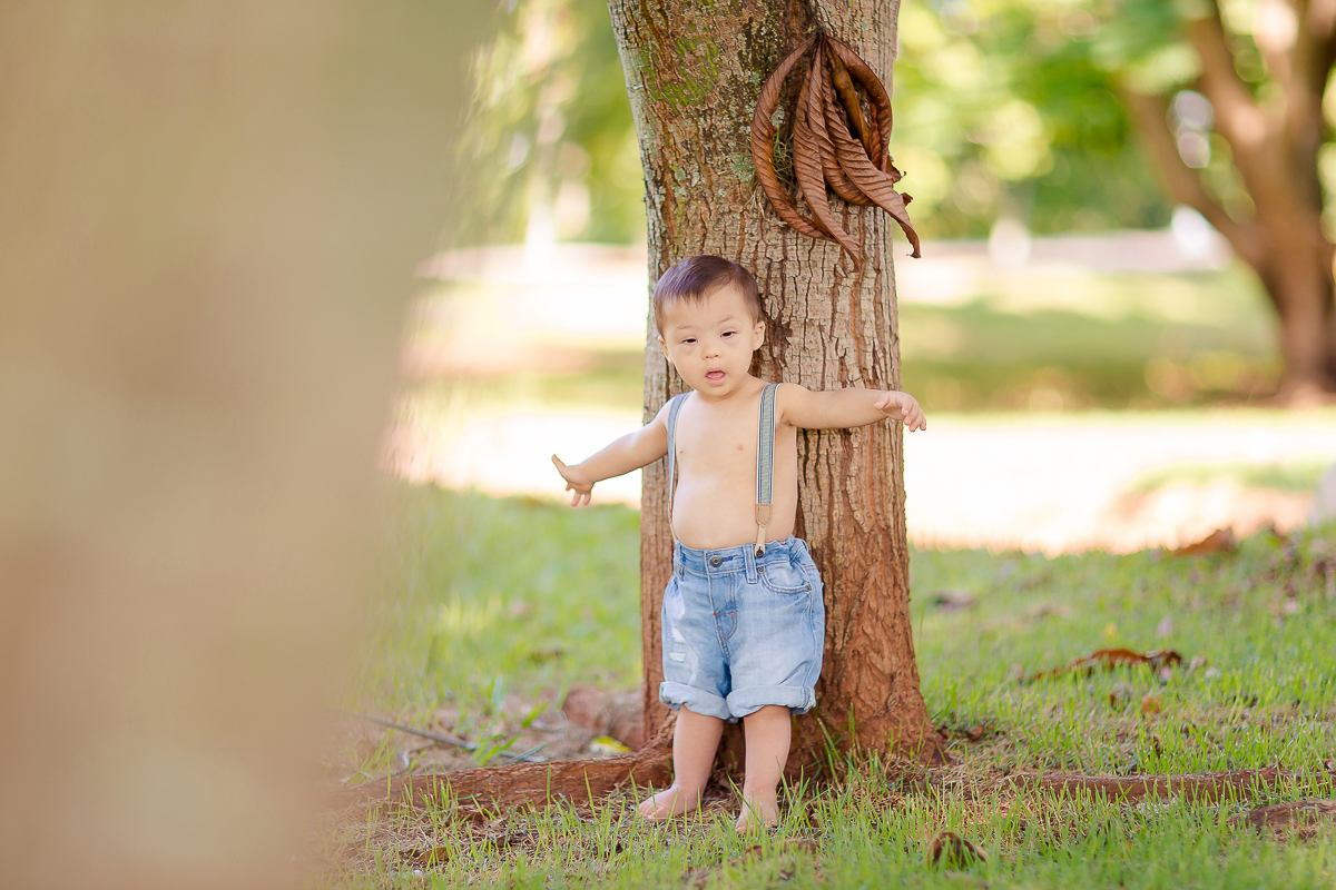 Pedro completou 1 aninho!
E para comemorar teve uma linda sessão de smash the cake.
Logo que viu o bolo foi direto com a mão em todo aquele chantilly, e adorou
O pequeno Pedro aproveitou muuuito o seu ensaio, brincou com o bolo e amou o banho de bacia 
