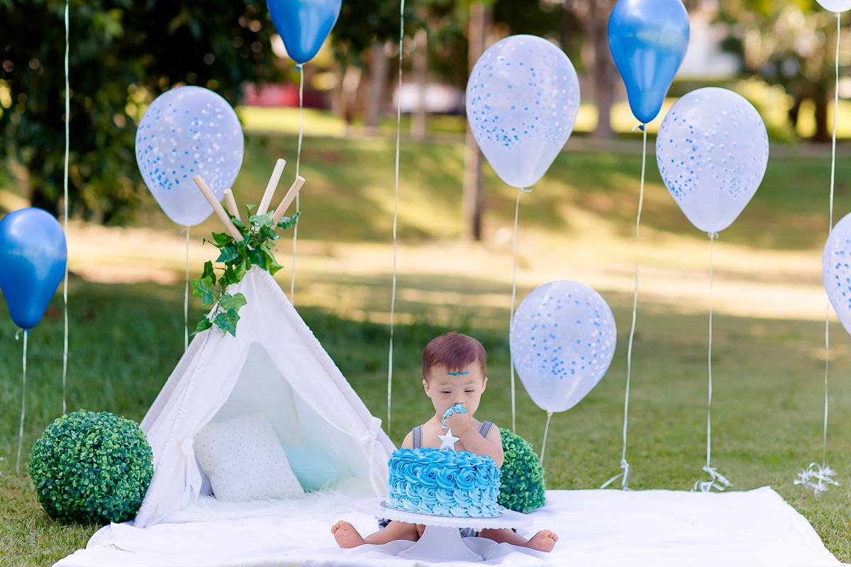 Pedro completou 1 aninho!
E para comemorar teve uma linda sessão de smash the cake.
Logo que viu o bolo foi direto com a mão em todo aquele chantilly, e adorou
O pequeno Pedro aproveitou muuuito o seu ensaio, brincou com o bolo e amou o banho de bacia 