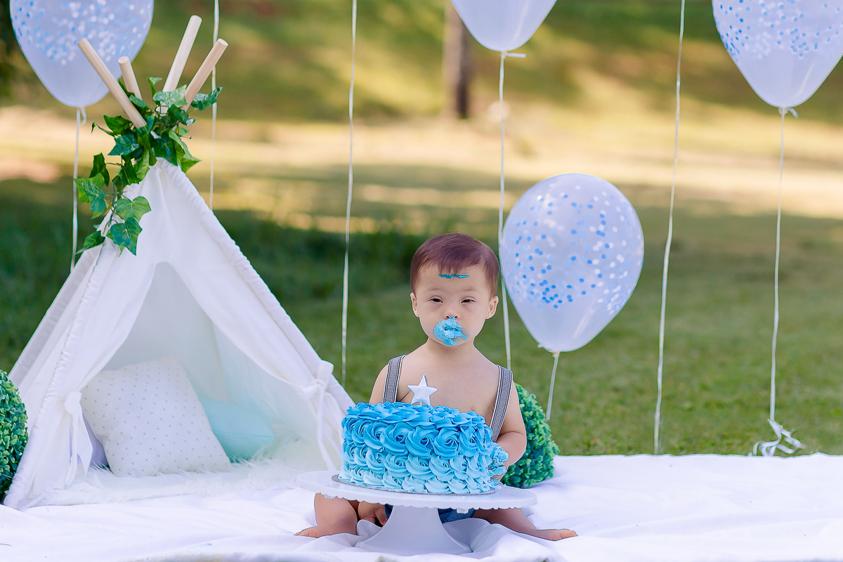 Pedro completou 1 aninho!
E para comemorar teve uma linda sessão de smash the cake.
Logo que viu o bolo foi direto com a mão em todo aquele chantilly, e adorou
O pequeno Pedro aproveitou muuuito o seu ensaio, brincou com o bolo e amou o banho de bacia 