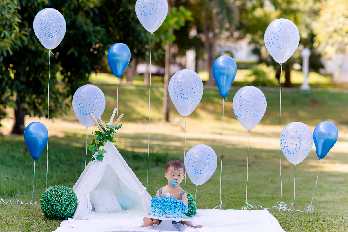 Pedro completou 1 aninho!
E para comemorar teve uma linda sessão de smash the cake.
Logo que viu o bolo foi direto com a mão em todo aquele chantilly, e adorou
O pequeno Pedro aproveitou muuuito o seu ensaio, brincou com o bolo e amou o banho de bacia 