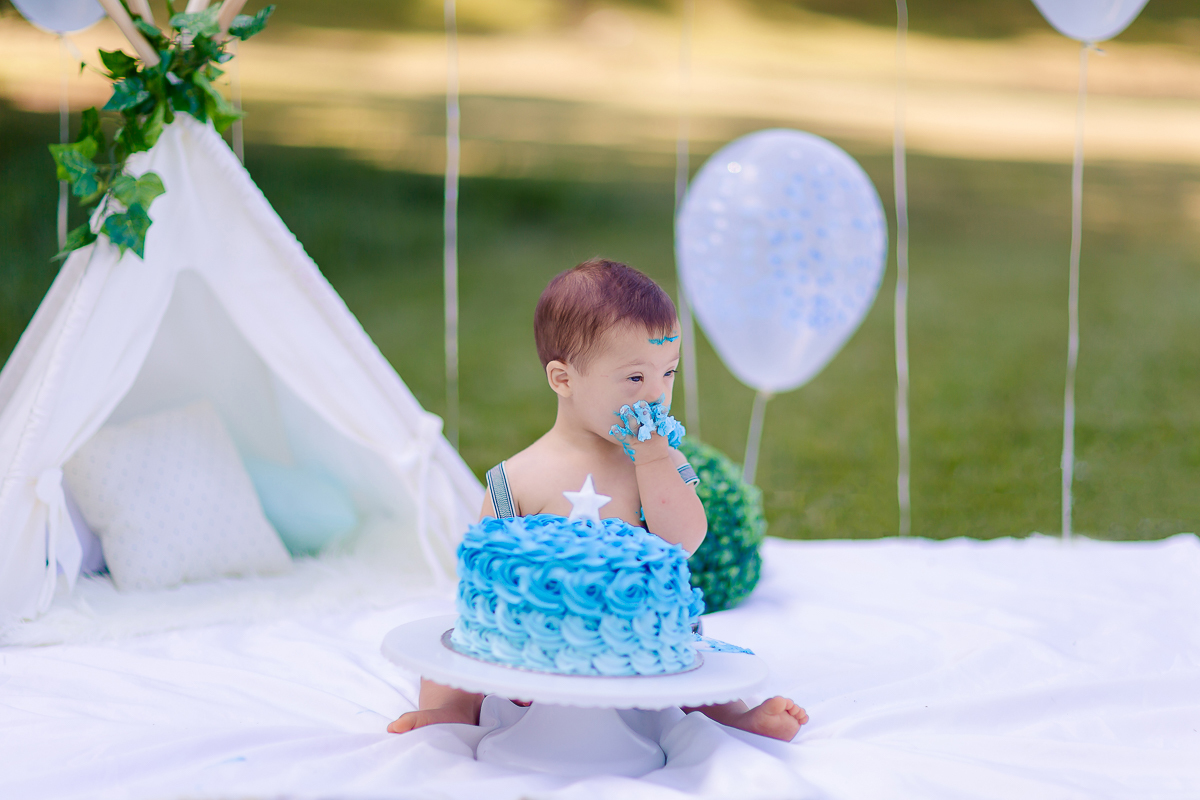 Pedro completou 1 aninho!
E para comemorar teve uma linda sessão de smash the cake.
Logo que viu o bolo foi direto com a mão em todo aquele chantilly, e adorou
O pequeno Pedro aproveitou muuuito o seu ensaio, brincou com o bolo e amou o banho de bacia 