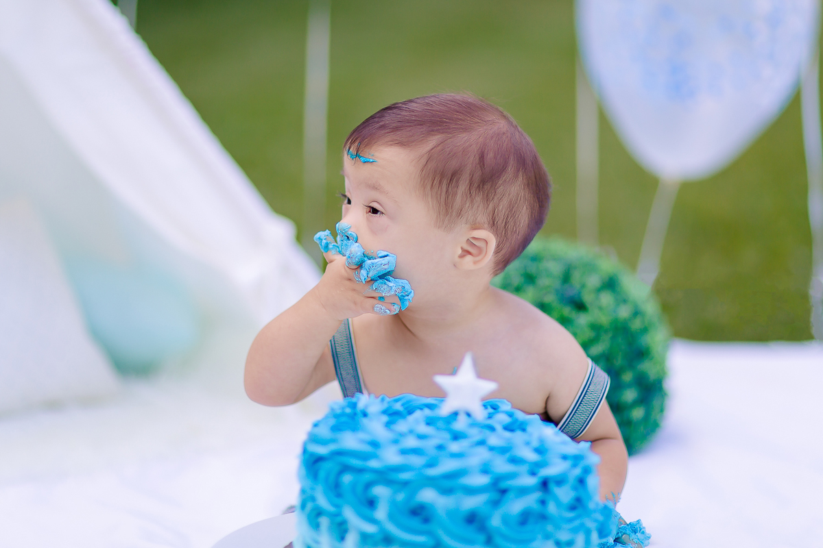 Pedro completou 1 aninho!
E para comemorar teve uma linda sessão de smash the cake.
Logo que viu o bolo foi direto com a mão em todo aquele chantilly, e adorou
O pequeno Pedro aproveitou muuuito o seu ensaio, brincou com o bolo e amou o banho de bacia 