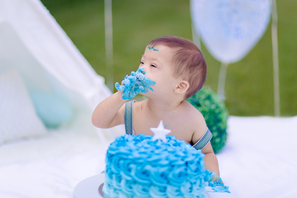 Pedro completou 1 aninho!
E para comemorar teve uma linda sessão de smash the cake.
Logo que viu o bolo foi direto com a mão em todo aquele chantilly, e adorou
O pequeno Pedro aproveitou muuuito o seu ensaio, brincou com o bolo e amou o banho de bacia 