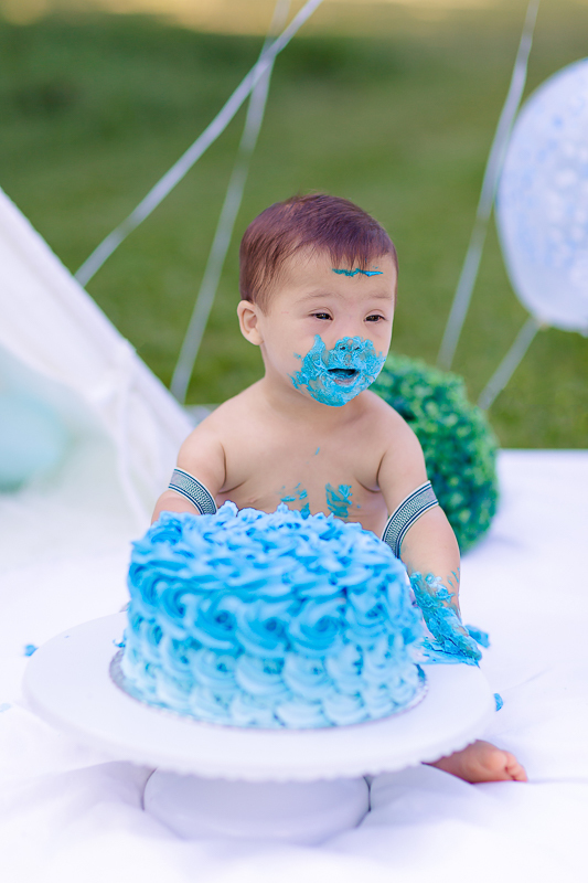 Pedro completou 1 aninho!
E para comemorar teve uma linda sessão de smash the cake.
Logo que viu o bolo foi direto com a mão em todo aquele chantilly, e adorou
O pequeno Pedro aproveitou muuuito o seu ensaio, brincou com o bolo e amou o banho de bacia 