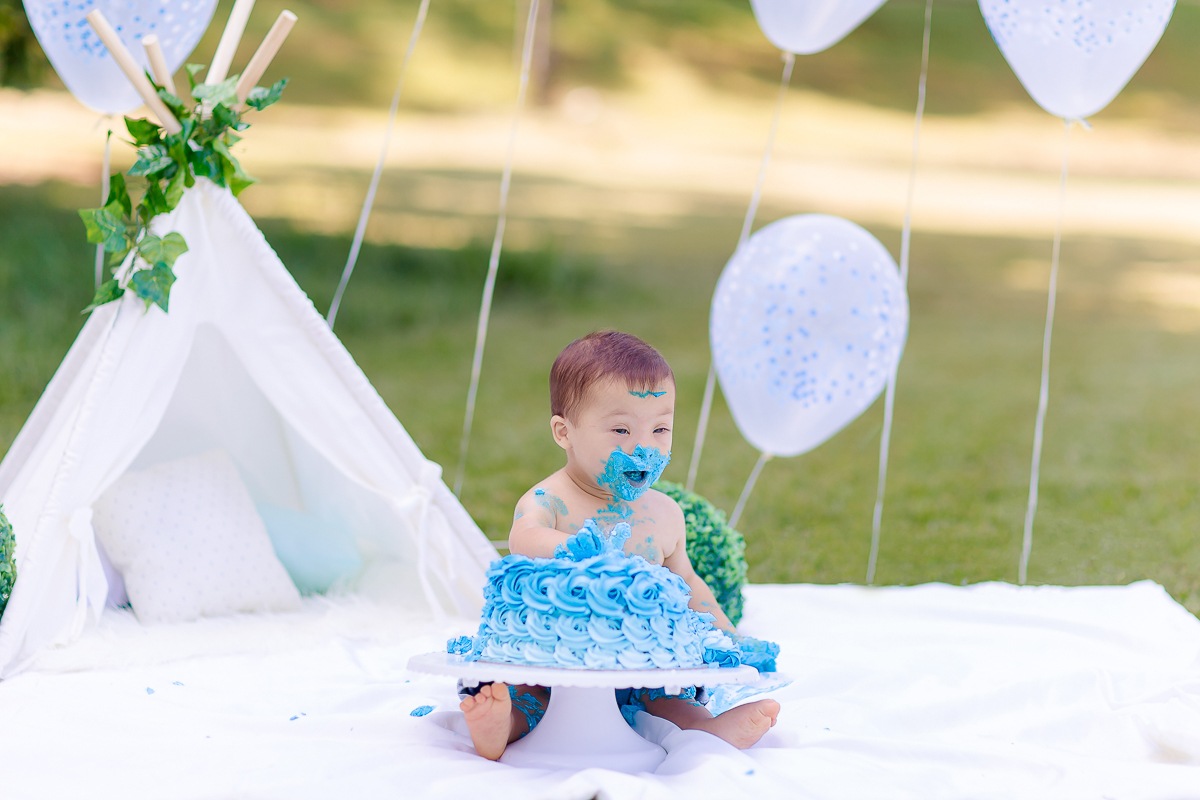 Pedro completou 1 aninho!
E para comemorar teve uma linda sessão de smash the cake.
Logo que viu o bolo foi direto com a mão em todo aquele chantilly, e adorou
O pequeno Pedro aproveitou muuuito o seu ensaio, brincou com o bolo e amou o banho de bacia 