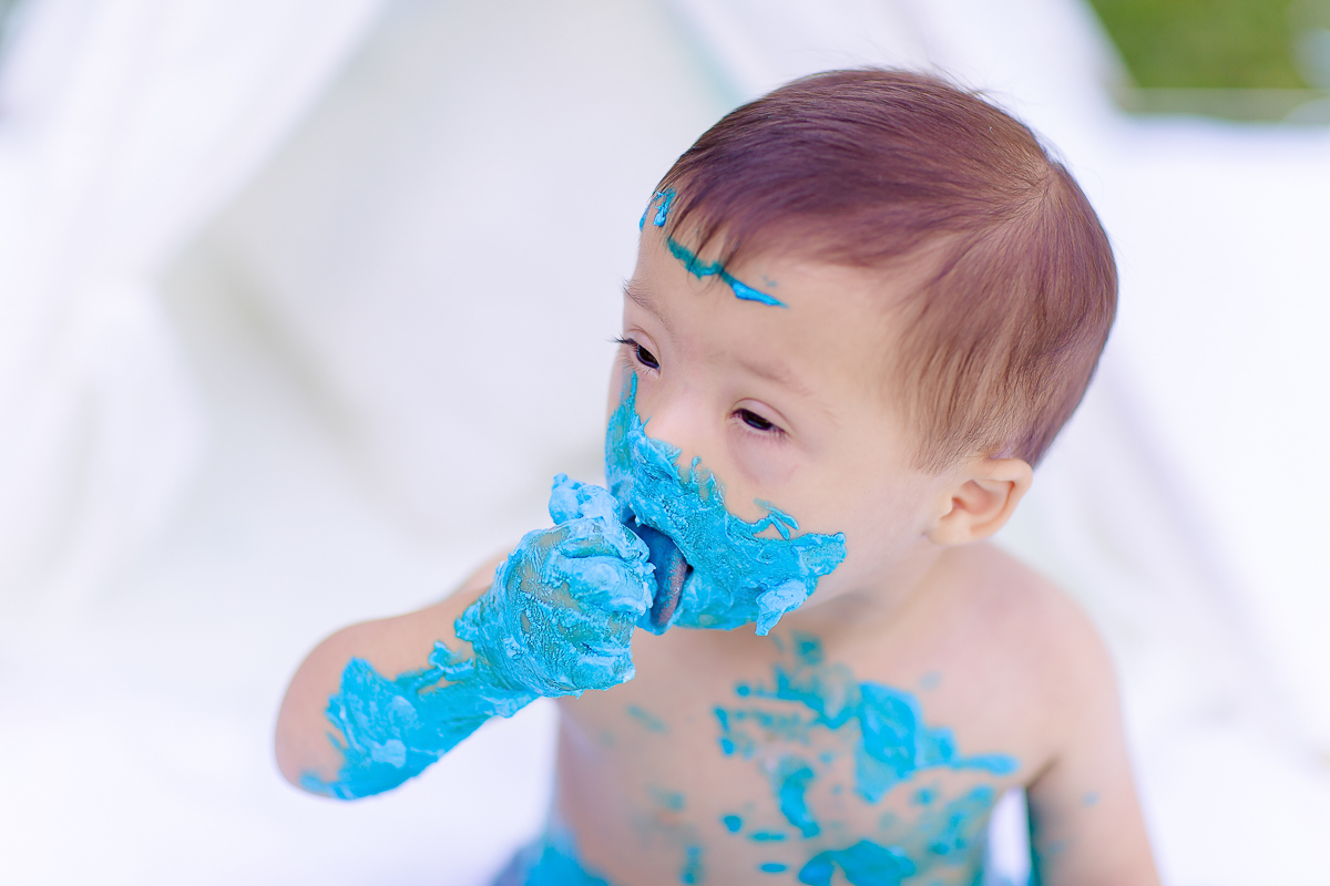 Pedro completou 1 aninho!
E para comemorar teve uma linda sessão de smash the cake.
Logo que viu o bolo foi direto com a mão em todo aquele chantilly, e adorou
O pequeno Pedro aproveitou muuuito o seu ensaio, brincou com o bolo e amou o banho de bacia 