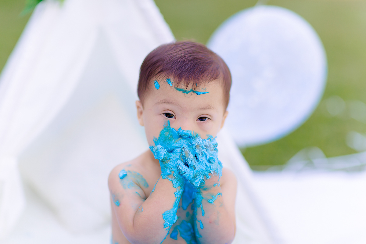 Pedro completou 1 aninho!
E para comemorar teve uma linda sessão de smash the cake.
Logo que viu o bolo foi direto com a mão em todo aquele chantilly, e adorou
O pequeno Pedro aproveitou muuuito o seu ensaio, brincou com o bolo e amou o banho de bacia 