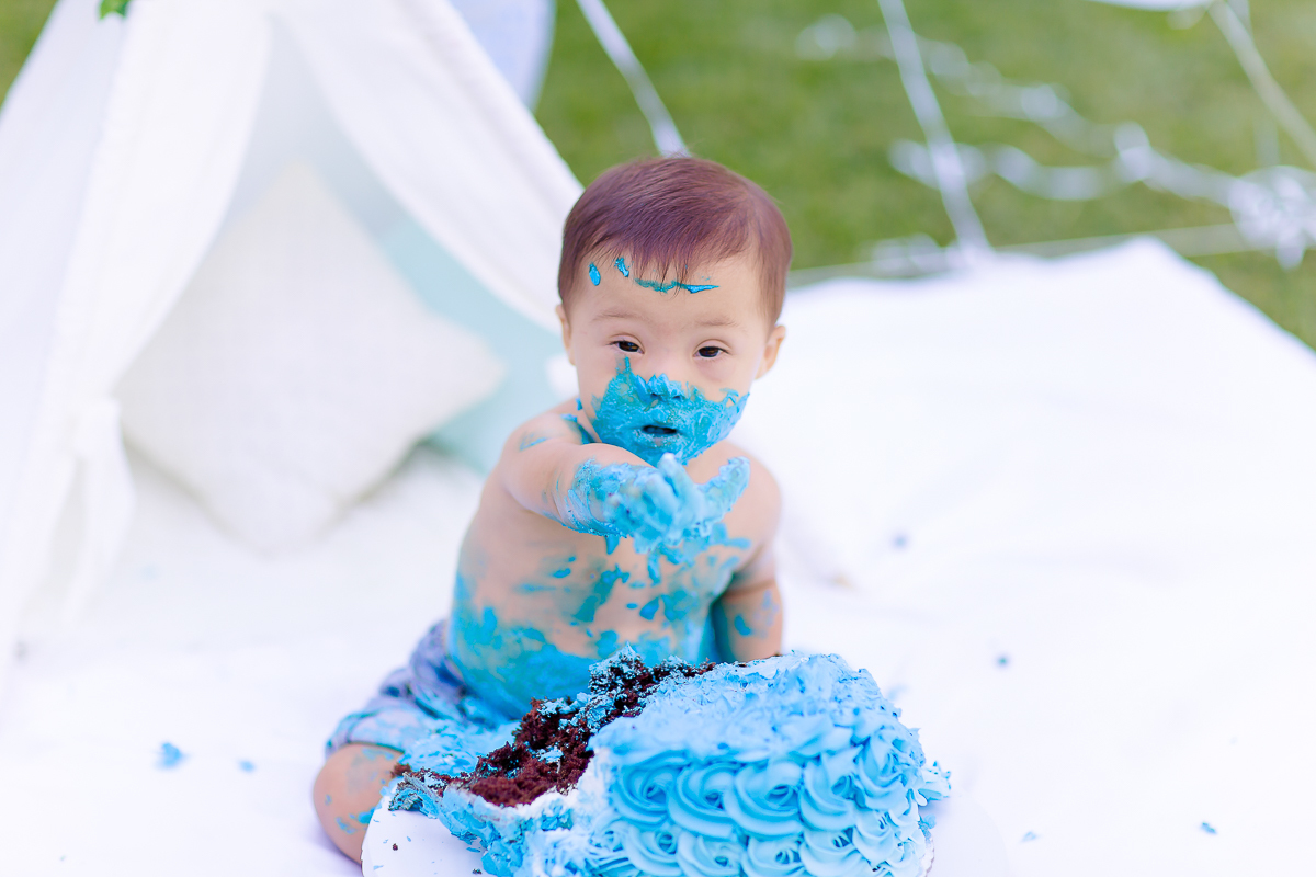 Pedro completou 1 aninho!
E para comemorar teve uma linda sessão de smash the cake.
Logo que viu o bolo foi direto com a mão em todo aquele chantilly, e adorou
O pequeno Pedro aproveitou muuuito o seu ensaio, brincou com o bolo e amou o banho de bacia 