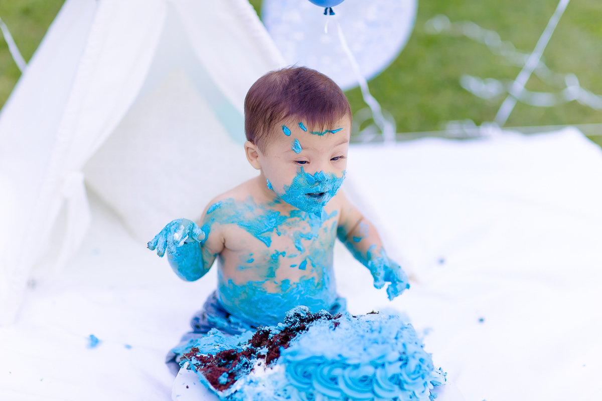 Pedro completou 1 aninho!
E para comemorar teve uma linda sessão de smash the cake.
Logo que viu o bolo foi direto com a mão em todo aquele chantilly, e adorou
O pequeno Pedro aproveitou muuuito o seu ensaio, brincou com o bolo e amou o banho de bacia 