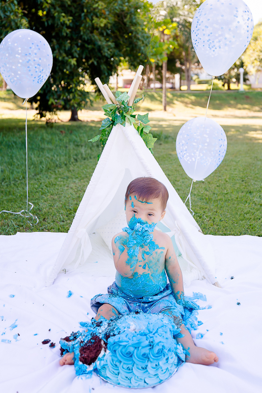 Pedro completou 1 aninho!
E para comemorar teve uma linda sessão de smash the cake.
Logo que viu o bolo foi direto com a mão em todo aquele chantilly, e adorou
O pequeno Pedro aproveitou muuuito o seu ensaio, brincou com o bolo e amou o banho de bacia 