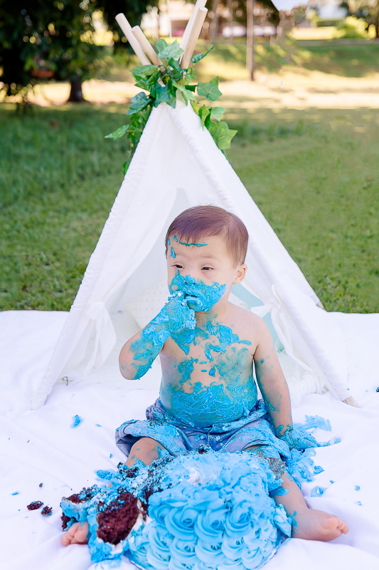 Pedro completou 1 aninho!
E para comemorar teve uma linda sessão de smash the cake.
Logo que viu o bolo foi direto com a mão em todo aquele chantilly, e adorou
O pequeno Pedro aproveitou muuuito o seu ensaio, brincou com o bolo e amou o banho de bacia 