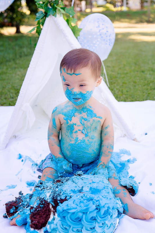 Pedro completou 1 aninho!
E para comemorar teve uma linda sessão de smash the cake.
Logo que viu o bolo foi direto com a mão em todo aquele chantilly, e adorou
O pequeno Pedro aproveitou muuuito o seu ensaio, brincou com o bolo e amou o banho de bacia 