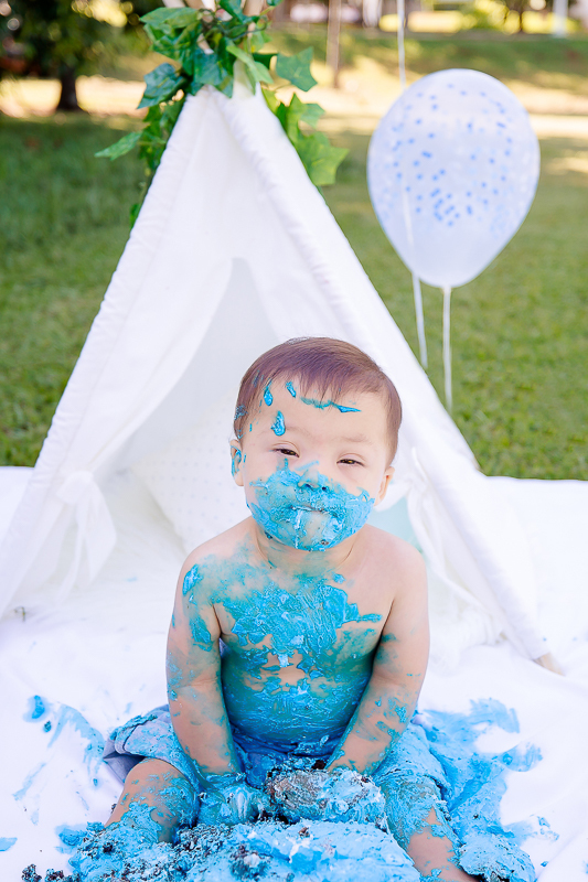 Pedro completou 1 aninho!
E para comemorar teve uma linda sessão de smash the cake.
Logo que viu o bolo foi direto com a mão em todo aquele chantilly, e adorou
O pequeno Pedro aproveitou muuuito o seu ensaio, brincou com o bolo e amou o banho de bacia 