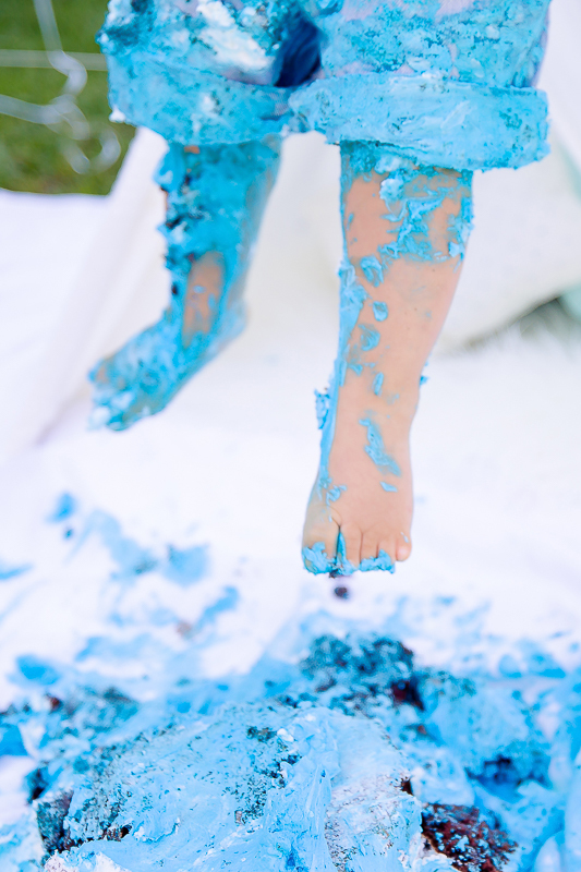 Pedro completou 1 aninho!
E para comemorar teve uma linda sessão de smash the cake.
Logo que viu o bolo foi direto com a mão em todo aquele chantilly, e adorou
O pequeno Pedro aproveitou muuuito o seu ensaio, brincou com o bolo e amou o banho de bacia 