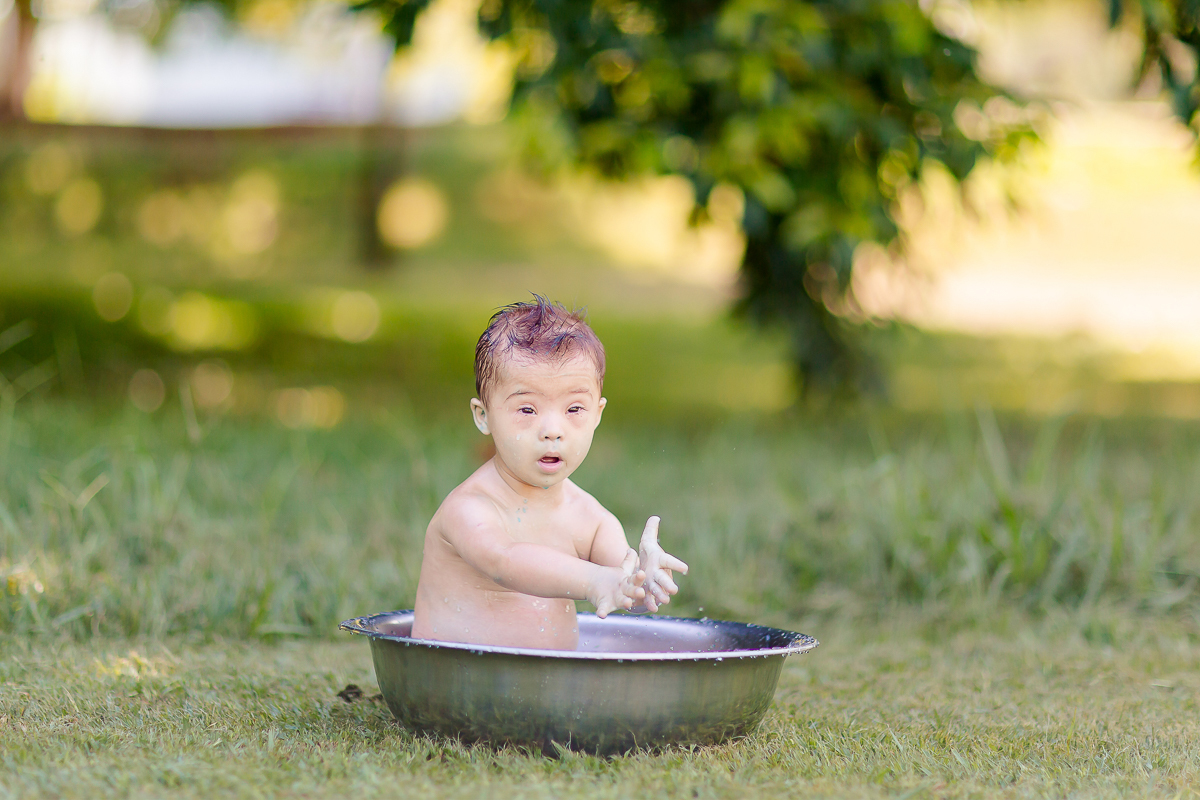Pedro completou 1 aninho!
E para comemorar teve uma linda sessão de smash the cake.
Logo que viu o bolo foi direto com a mão em todo aquele chantilly, e adorou
O pequeno Pedro aproveitou muuuito o seu ensaio, brincou com o bolo e amou o banho de bacia 