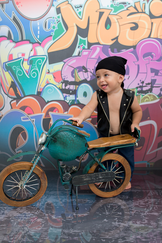 Sorridente e fotogênico o pequeno Eduardo e sua família comemoravam seus 11 meses com mais uma sessão de fotos! 