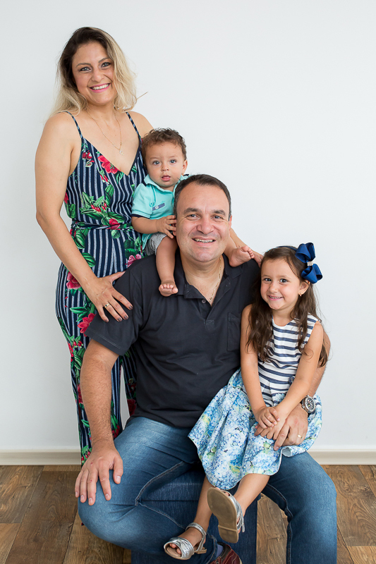 Sorridente e fotogênico o pequeno Eduardo e sua família comemoravam seus 11 meses com mais uma sessão de fotos! 