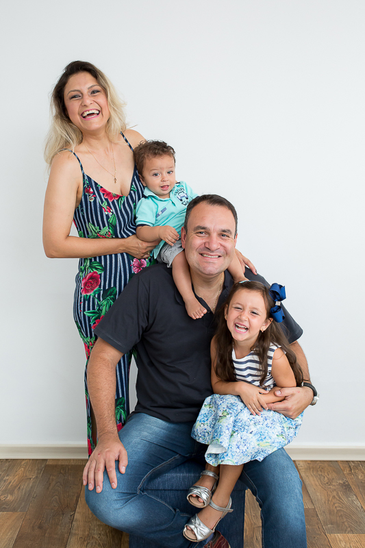 Sorridente e fotogênico o pequeno Eduardo e sua família comemoravam seus 11 meses com mais uma sessão de fotos! 