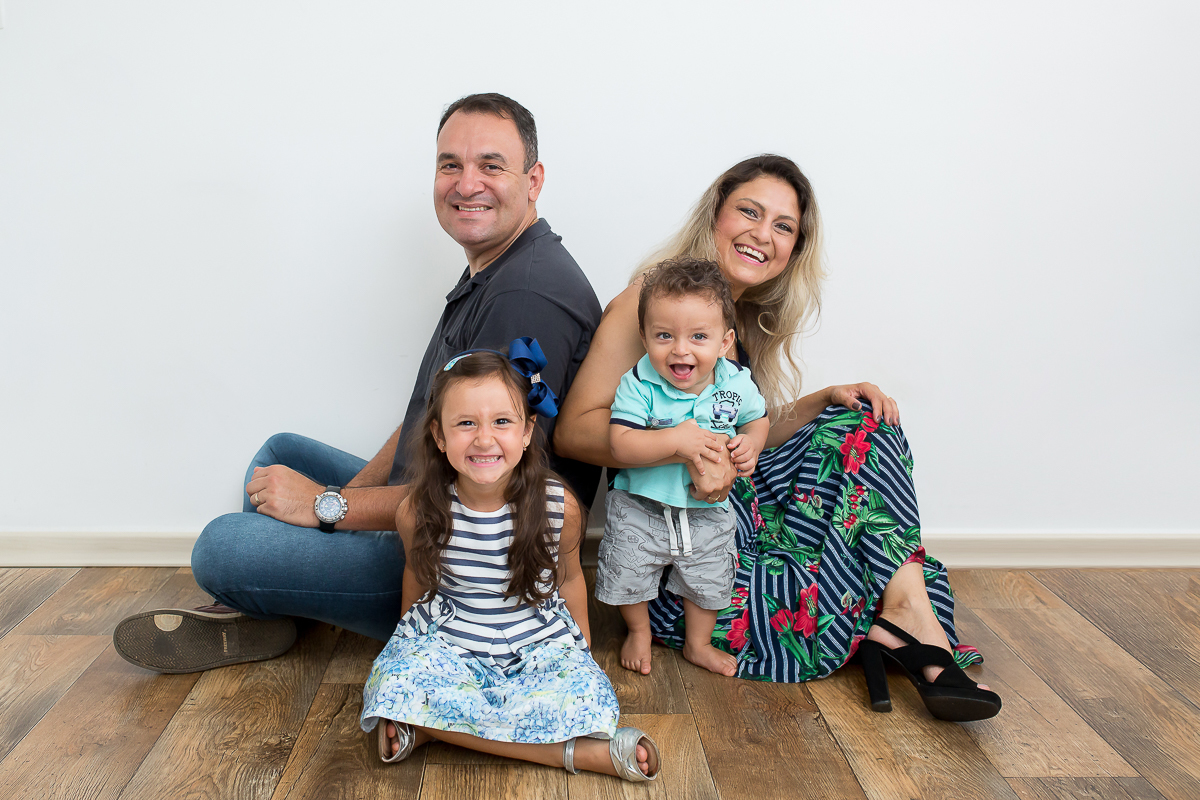 Sorridente e fotogênico o pequeno Eduardo e sua família comemoravam seus 11 meses com mais uma sessão de fotos! 