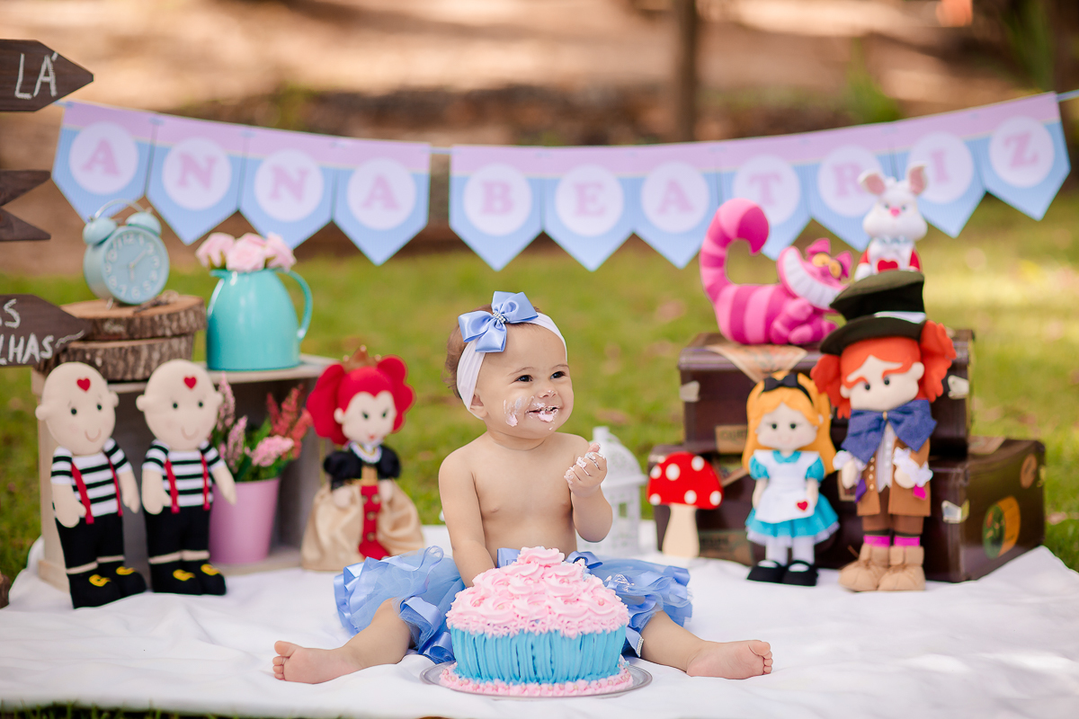 A Anna Beatriz completou um aninho, e para comemorar, fizemos um smash com o tema Alice no país das Maravilhas e foi demais!!!