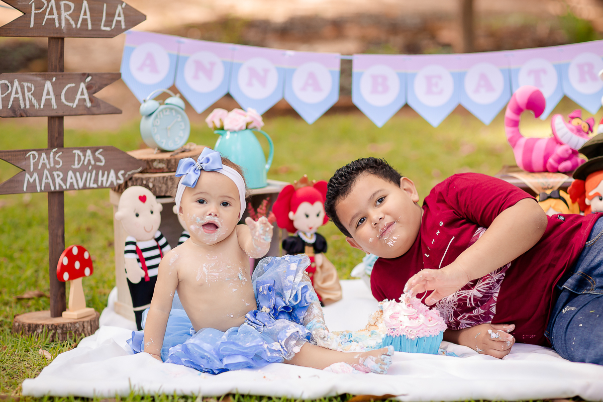A Anna Beatriz completou um aninho, e para comemorar, fizemos um smash com o tema Alice no país das Maravilhas e foi demais!!!