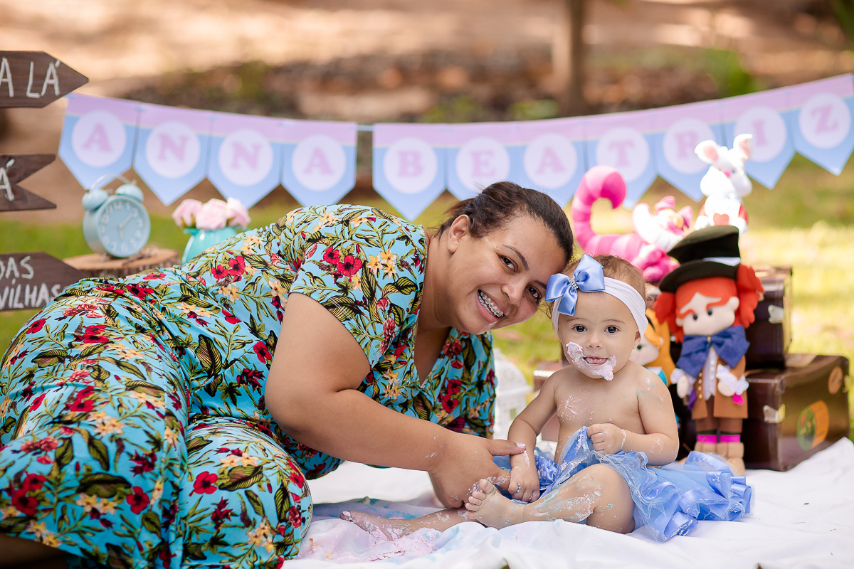 A Anna Beatriz completou um aninho, e para comemorar, fizemos um smash com o tema Alice no país das Maravilhas e foi demais!!!