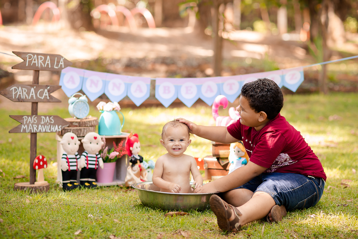 A Anna Beatriz completou um aninho, e para comemorar, fizemos um smash com o tema Alice no país das Maravilhas e foi demais!!!