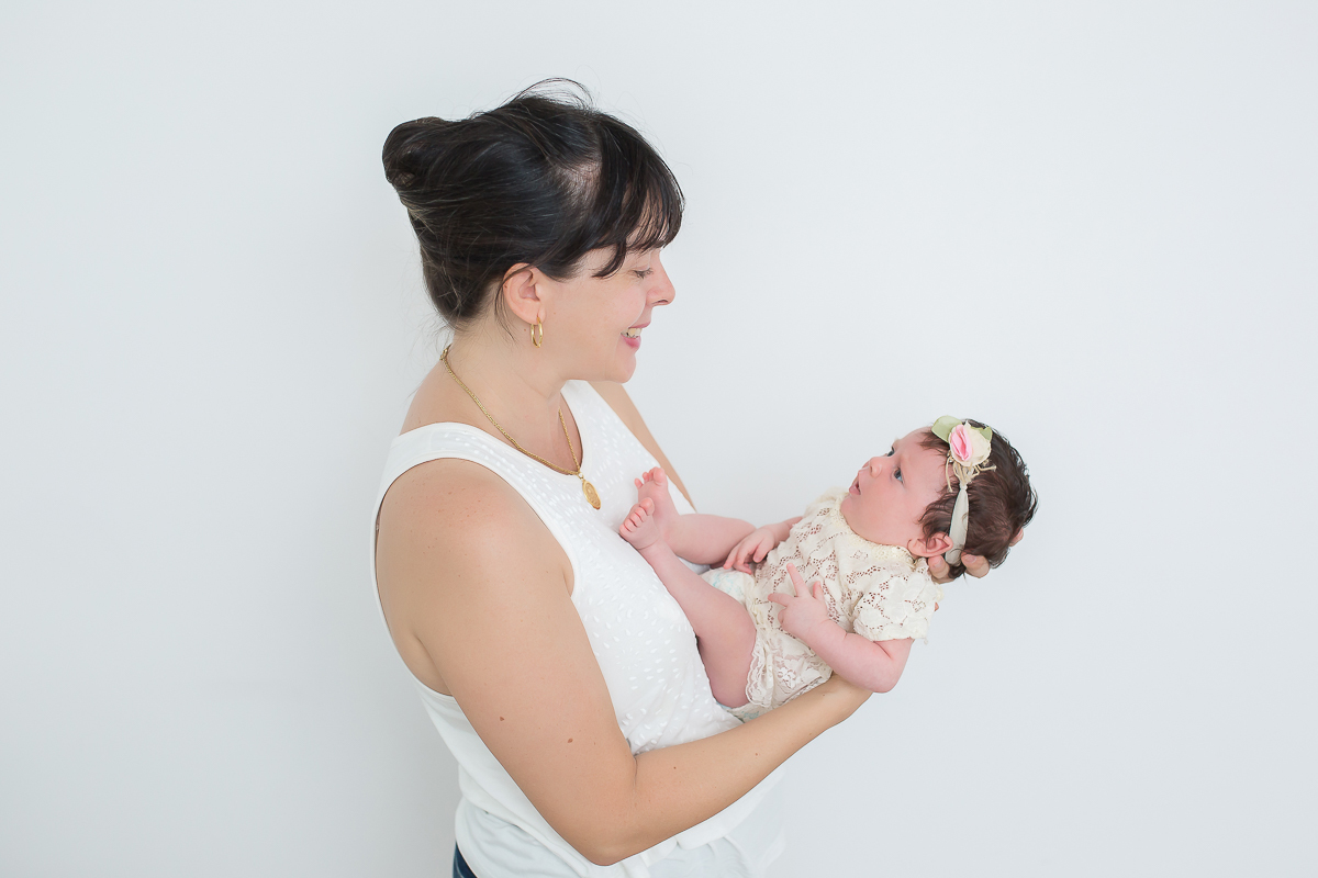 Essa é a Rafaela, que vamos ter o prazer de acompanhar até completar um aninho.

Um mês de fofura, cabeleira comprida, muitos sorrisos e bochechas pra distribuir 