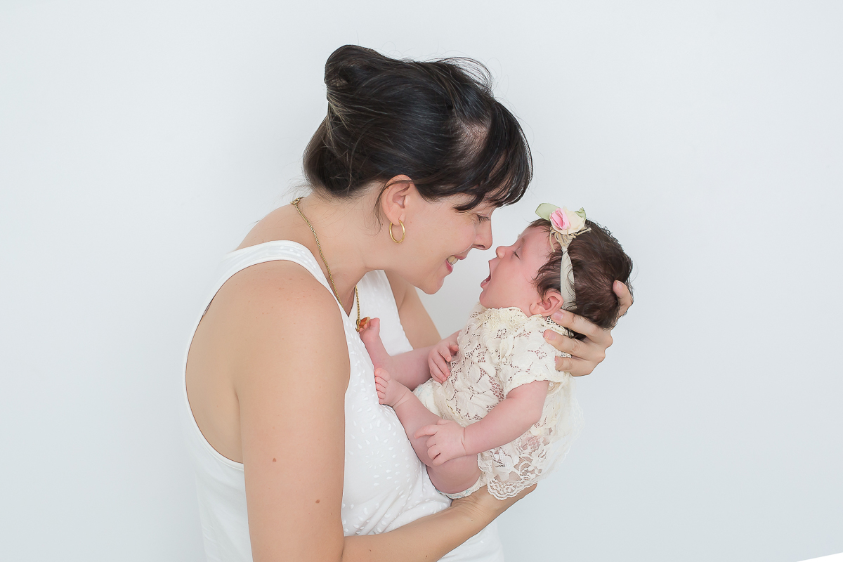 Essa é a Rafaela, que vamos ter o prazer de acompanhar até completar um aninho.

Um mês de fofura, cabeleira comprida, muitos sorrisos e bochechas pra distribuir 