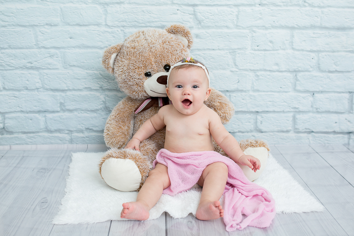 Essa pequena temos o prazer de ver crescer... e aqui a Helena está com 6 meses de fofurice pura! 

Fala sério, quem resiste a essa sereia linda? 