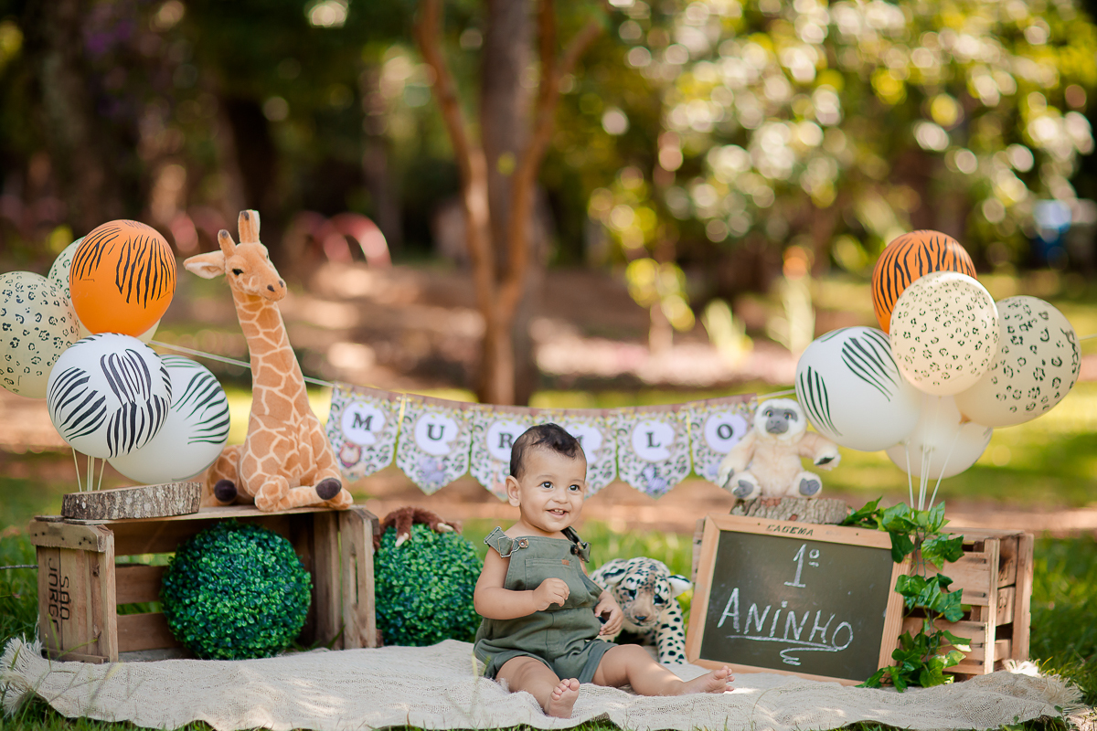 Nossos modelinhos vão crescendo e ciclos encerrando. Acompanhamos o Murilo desde os  16 dias de vida, agora completou 1 aninho e comemoramos em grande estilo com um smash the cake safári. Depois de se lambuzar inteiro, um delicioso banho de bacia
