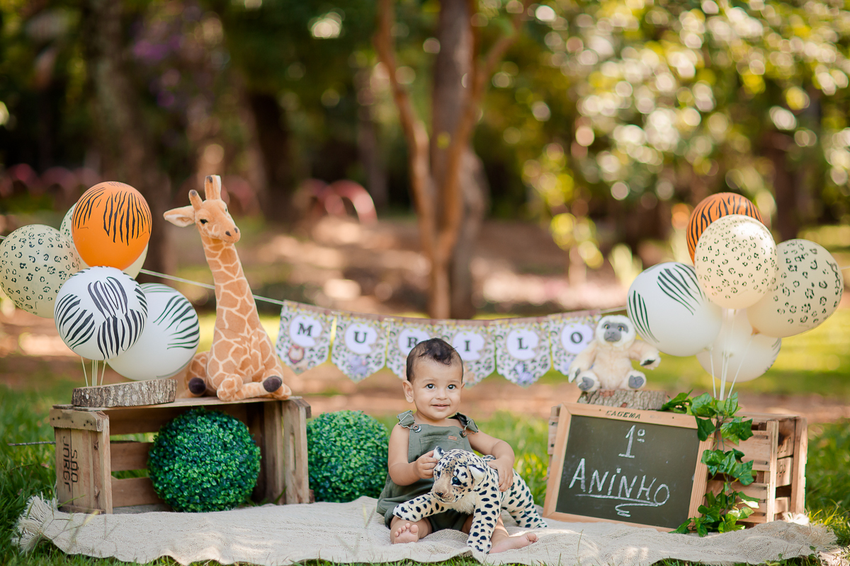 Nossos modelinhos vão crescendo e ciclos encerrando. Acompanhamos o Murilo desde os  16 dias de vida, agora completou 1 aninho e comemoramos em grande estilo com um smash the cake safári. Depois de se lambuzar inteiro, um delicioso banho de bacia