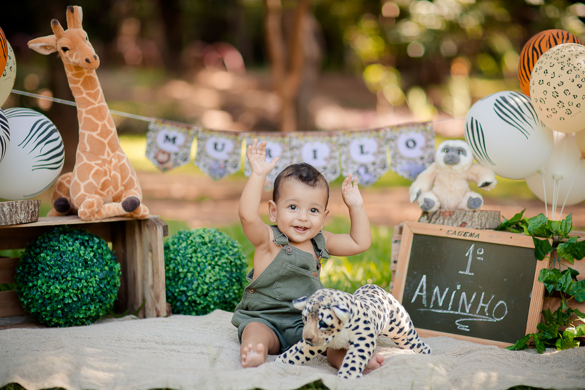 Nossos modelinhos vão crescendo e ciclos encerrando. Acompanhamos o Murilo desde os  16 dias de vida, agora completou 1 aninho e comemoramos em grande estilo com um smash the cake safári. Depois de se lambuzar inteiro, um delicioso banho de bacia