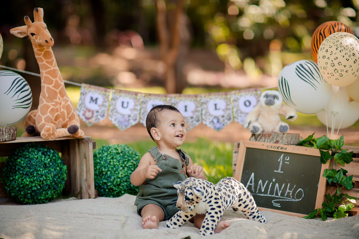 Nossos modelinhos vão crescendo e ciclos encerrando. Acompanhamos o Murilo desde os  16 dias de vida, agora completou 1 aninho e comemoramos em grande estilo com um smash the cake safári. Depois de se lambuzar inteiro, um delicioso banho de bacia