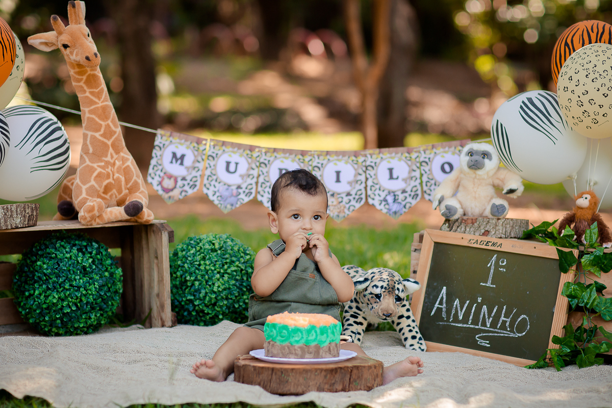 Nossos modelinhos vão crescendo e ciclos encerrando. Acompanhamos o Murilo desde os  16 dias de vida, agora completou 1 aninho e comemoramos em grande estilo com um smash the cake safári. Depois de se lambuzar inteiro, um delicioso banho de bacia