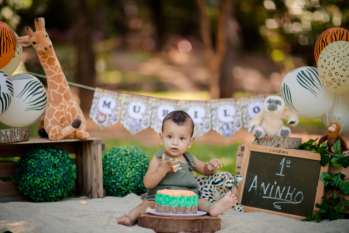 Nossos modelinhos vão crescendo e ciclos encerrando. Acompanhamos o Murilo desde os  16 dias de vida, agora completou 1 aninho e comemoramos em grande estilo com um smash the cake safári. Depois de se lambuzar inteiro, um delicioso banho de bacia