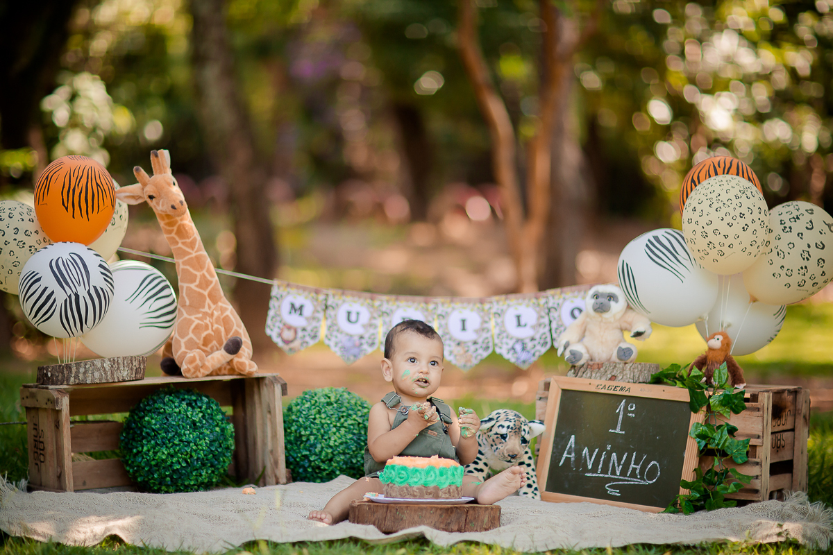 Nossos modelinhos vão crescendo e ciclos encerrando. Acompanhamos o Murilo desde os  16 dias de vida, agora completou 1 aninho e comemoramos em grande estilo com um smash the cake safári. Depois de se lambuzar inteiro, um delicioso banho de bacia
