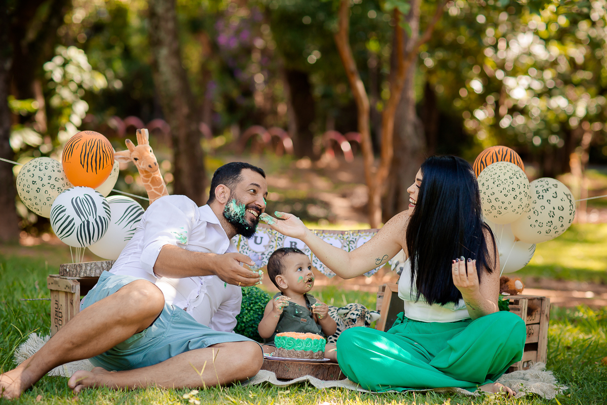 Nossos modelinhos vão crescendo e ciclos encerrando. Acompanhamos o Murilo desde os  16 dias de vida, agora completou 1 aninho e comemoramos em grande estilo com um smash the cake safári. Depois de se lambuzar inteiro, um delicioso banho de bacia