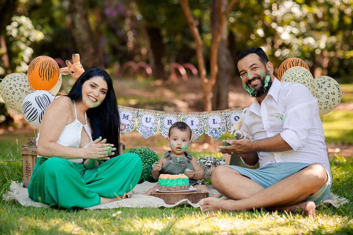 Nossos modelinhos vão crescendo e ciclos encerrando. Acompanhamos o Murilo desde os  16 dias de vida, agora completou 1 aninho e comemoramos em grande estilo com um smash the cake safári. Depois de se lambuzar inteiro, um delicioso banho de bacia