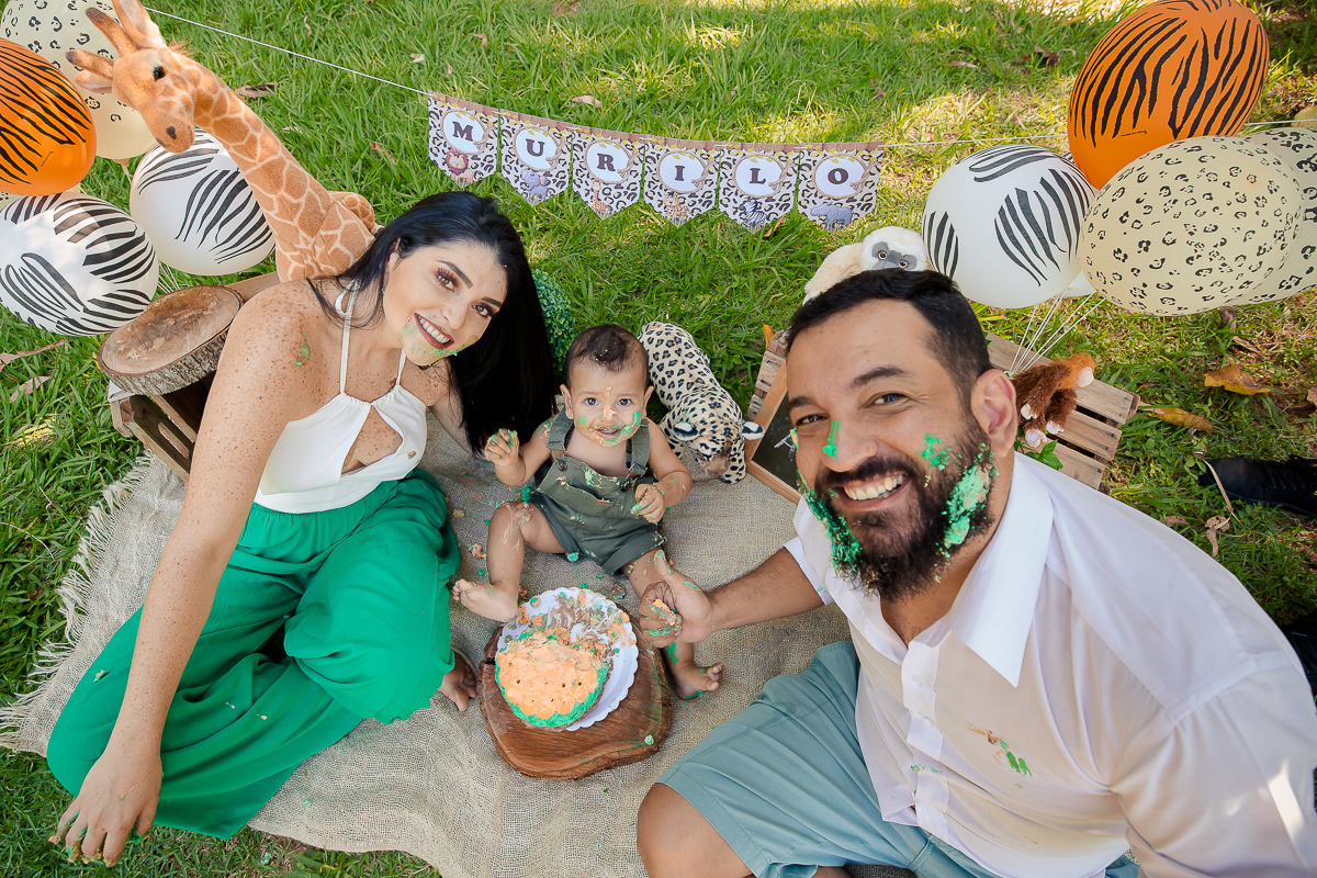 Nossos modelinhos vão crescendo e ciclos encerrando. Acompanhamos o Murilo desde os  16 dias de vida, agora completou 1 aninho e comemoramos em grande estilo com um smash the cake safári. Depois de se lambuzar inteiro, um delicioso banho de bacia