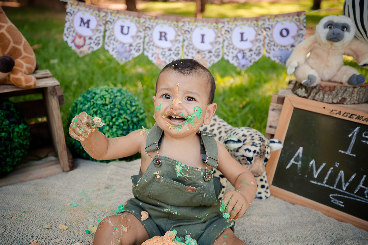 Nossos modelinhos vão crescendo e ciclos encerrando. Acompanhamos o Murilo desde os  16 dias de vida, agora completou 1 aninho e comemoramos em grande estilo com um smash the cake safári. Depois de se lambuzar inteiro, um delicioso banho de bacia