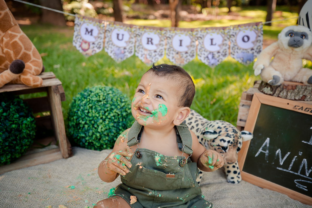 Nossos modelinhos vão crescendo e ciclos encerrando. Acompanhamos o Murilo desde os  16 dias de vida, agora completou 1 aninho e comemoramos em grande estilo com um smash the cake safári. Depois de se lambuzar inteiro, um delicioso banho de bacia