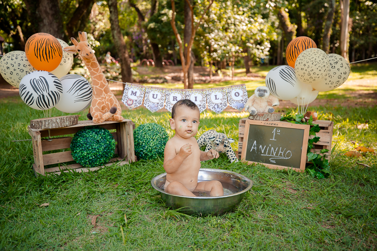 Nossos modelinhos vão crescendo e ciclos encerrando. Acompanhamos o Murilo desde os  16 dias de vida, agora completou 1 aninho e comemoramos em grande estilo com um smash the cake safári. Depois de se lambuzar inteiro, um delicioso banho de bacia