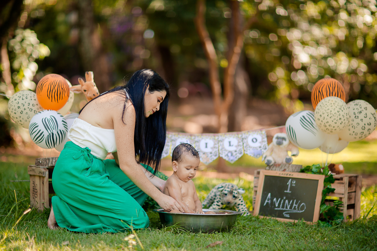 Nossos modelinhos vão crescendo e ciclos encerrando. Acompanhamos o Murilo desde os  16 dias de vida, agora completou 1 aninho e comemoramos em grande estilo com um smash the cake safári. Depois de se lambuzar inteiro, um delicioso banho de bacia