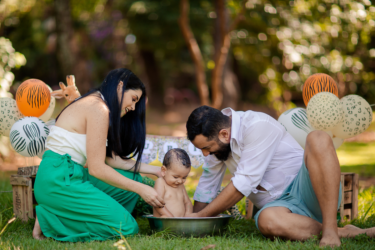 Nossos modelinhos vão crescendo e ciclos encerrando. Acompanhamos o Murilo desde os  16 dias de vida, agora completou 1 aninho e comemoramos em grande estilo com um smash the cake safári. Depois de se lambuzar inteiro, um delicioso banho de bacia