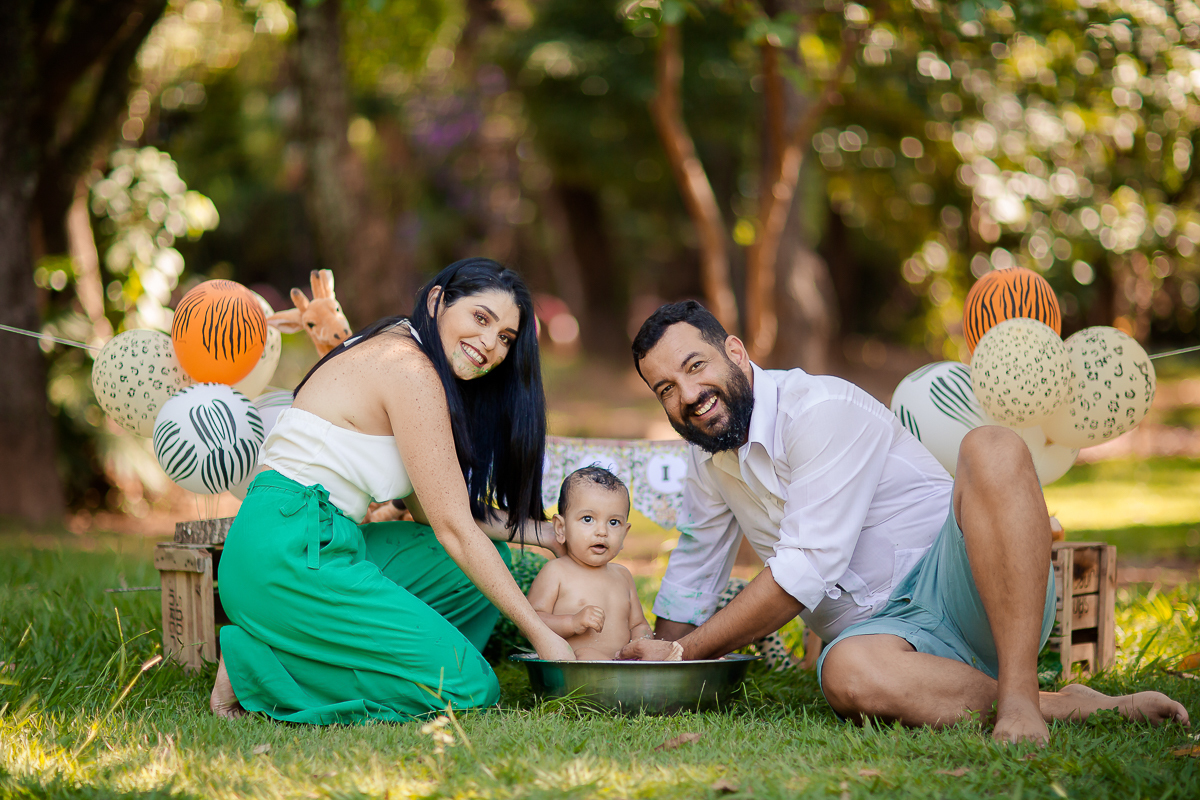 Nossos modelinhos vão crescendo e ciclos encerrando. Acompanhamos o Murilo desde os  16 dias de vida, agora completou 1 aninho e comemoramos em grande estilo com um smash the cake safári. Depois de se lambuzar inteiro, um delicioso banho de bacia