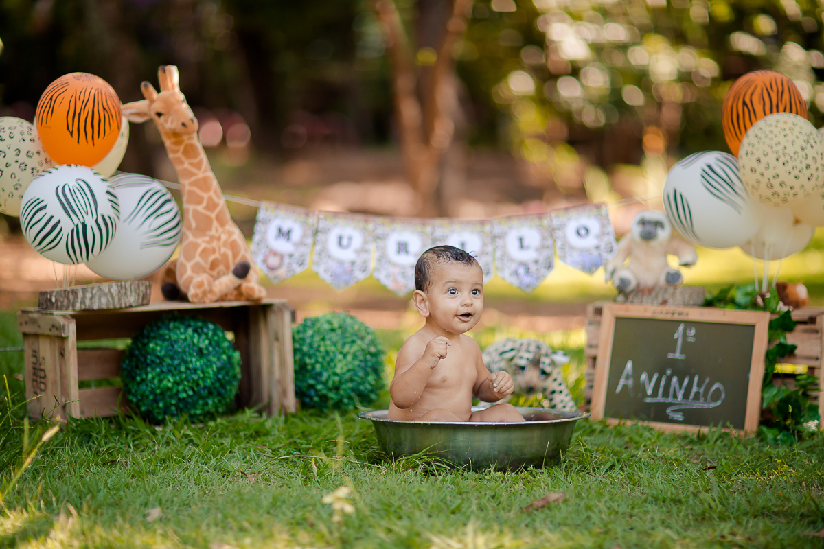 Nossos modelinhos vão crescendo e ciclos encerrando. Acompanhamos o Murilo desde os  16 dias de vida, agora completou 1 aninho e comemoramos em grande estilo com um smash the cake safári. Depois de se lambuzar inteiro, um delicioso banho de bacia