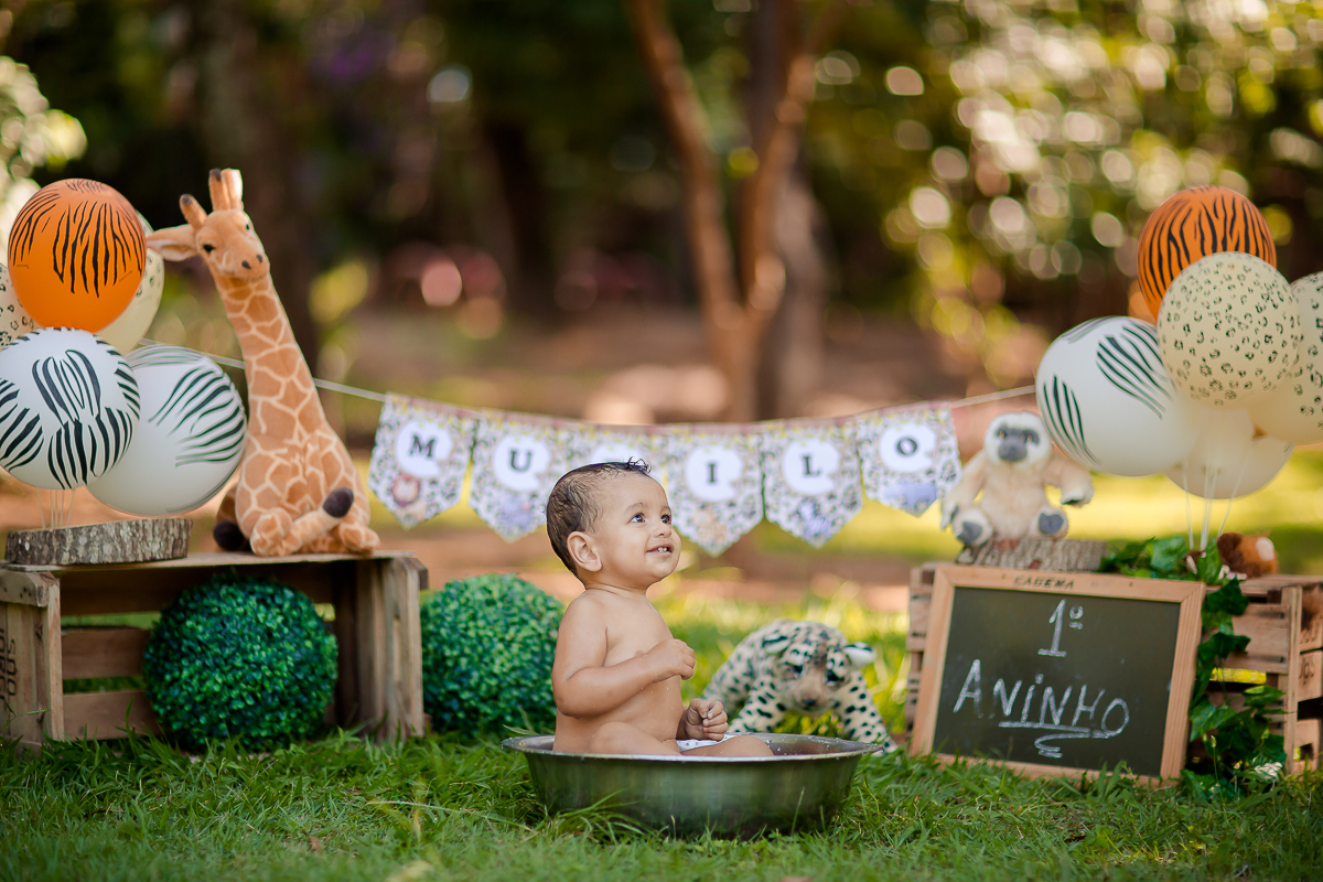 Nossos modelinhos vão crescendo e ciclos encerrando. Acompanhamos o Murilo desde os  16 dias de vida, agora completou 1 aninho e comemoramos em grande estilo com um smash the cake safári. Depois de se lambuzar inteiro, um delicioso banho de bacia