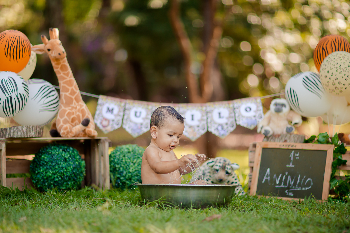 Nossos modelinhos vão crescendo e ciclos encerrando. Acompanhamos o Murilo desde os  16 dias de vida, agora completou 1 aninho e comemoramos em grande estilo com um smash the cake safári. Depois de se lambuzar inteiro, um delicioso banho de bacia